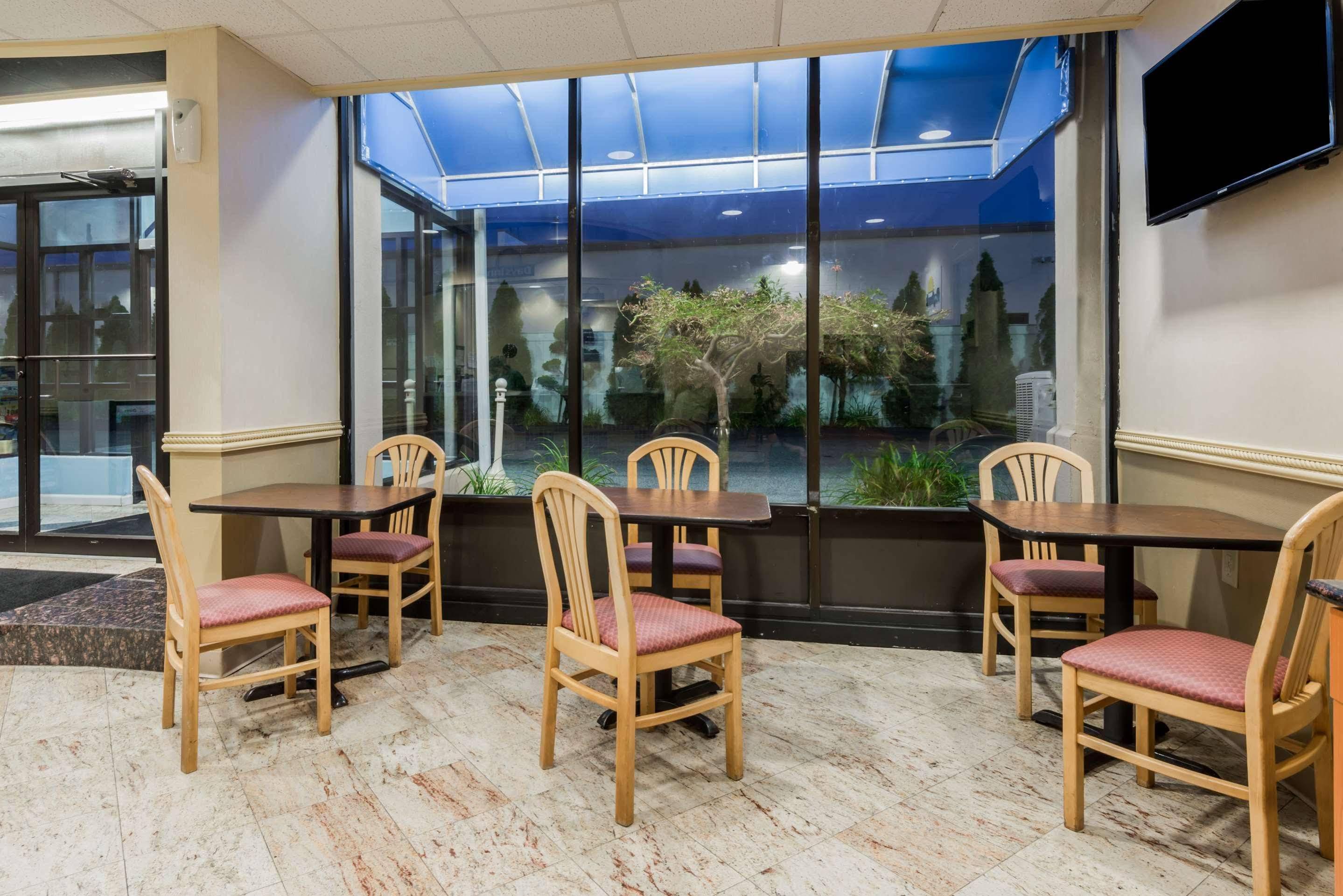 Days Inn By Wyndham Hartford/Closest Downtown Exterior foto