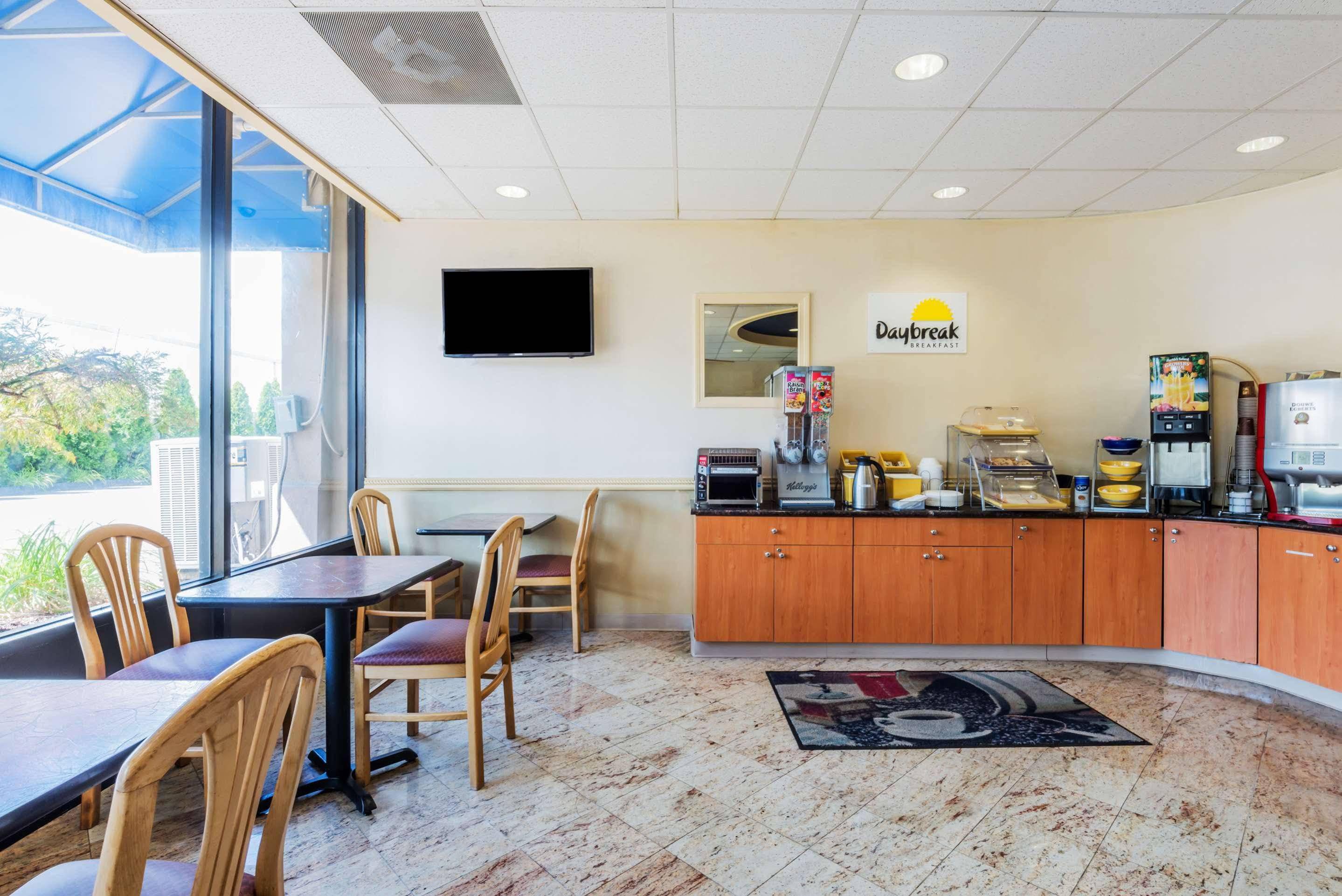 Days Inn By Wyndham Hartford/Closest Downtown Exterior foto